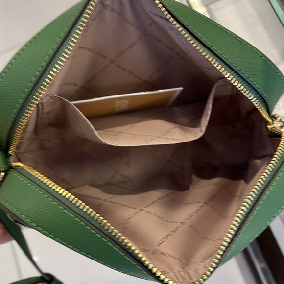 MICHAEL KORS
Jet Set Large EW Zip Chain XBody Saffiano Leather Crossbody Bag
NWT - Picture 6 of 16